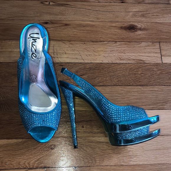 Heels 💙💙 - Picture 2 of 4